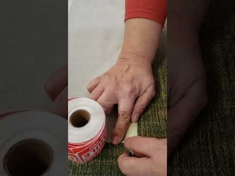 Gongbi artist Maribel sharing her tips on how to protect the edges of Japanese silk from fraying