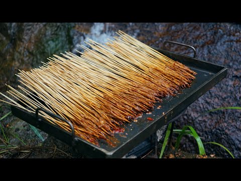 小伙深山溪流中做300串铁板鸭肠，一口一串，配上酒，吃得真带劲