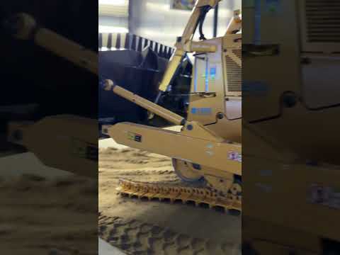 “Caterpillar D9T Model in Action – Broken Tracks, Unstoppable Power!”