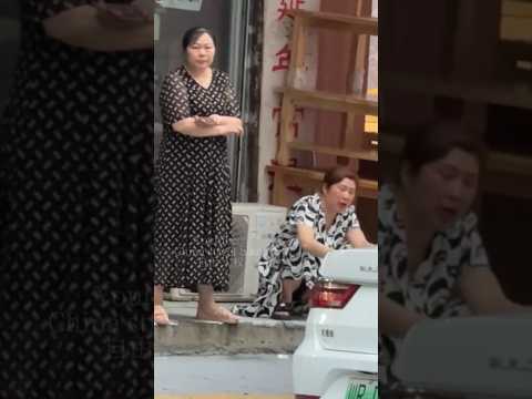 重庆市按摩一条街很多中年妇女没有工作靠卖卤鸭子和包子馒头为生底层人民生活不容易😜🥟🇨🇳🇰🇵🍪😁