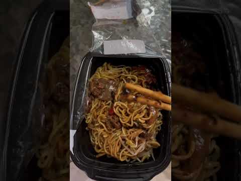 7-ELEVEN外食族看過來‼️豉汁牛肉撈麵🍜🍲一打開就香味撲鼻‼️是重口味喔😎豆豉洋蔥爆香 撈麵口感不錯唷😋