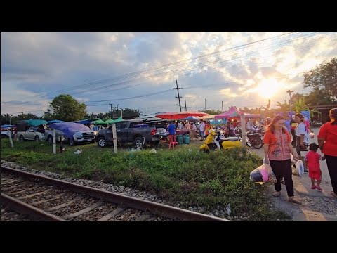 เดินตลาดยามเย็น บ้านทานพอ | Thai Local Market #localmarket #thailand