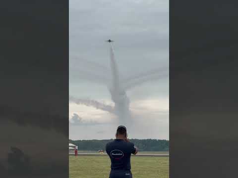 Awe-inspiring US Air Force Thunderbirds at Battle Creek Field of Flight Air Show in Michigan!