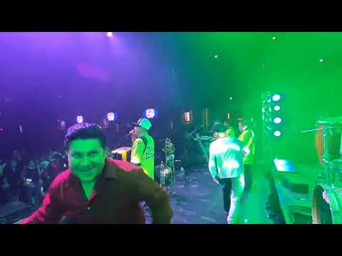 Asi lo baila la gente el Popurri Colombiano en Houston Tx Escapade 2001 La Tropa Estrella en vivo