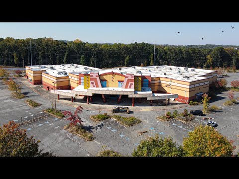 Exploring an ABANDONED Regal Movie Theater That Closed During The Covid-19 Pandemic in 2020