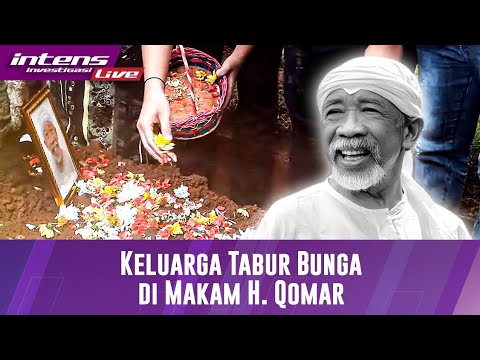 Prosesi Tabur Bunga Dari Keluarga Untuk Haji Qomar