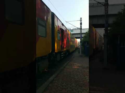 12931-Mumbai Central Ahmedabad Double Decker Express Skips Dahanu Road At Full Speed #shorts