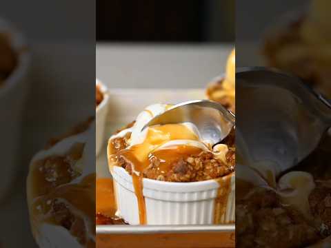 Caramel Apple Crumble w/ Vanilla Ice Cream              Recipe in the comments ⬇️