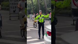 李语蔚指挥引导车辆依次快速通过 缓解拥堵  #警察 #police