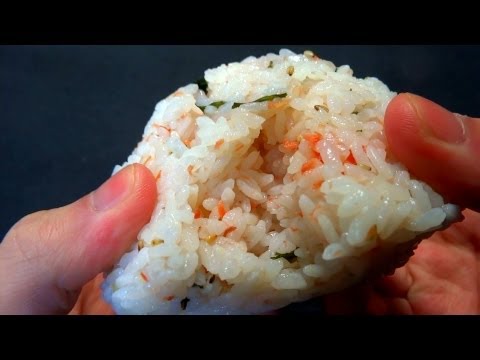 【Lawson】鮭わかめ￥105 Salmon seaweed riceball