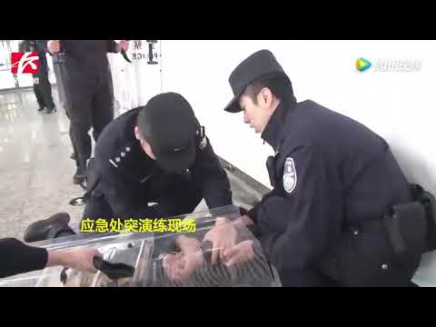 男子安检处持刀威胁，民警仅用2分钟将其控制