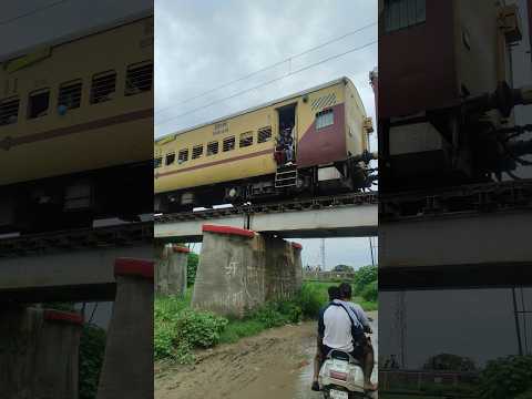 🚦Inko kyu Rukna Chaiyetha❓ #railwaycrossing #train #scooty #trippers