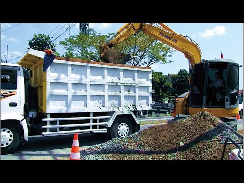 komatsu pc78 loading u ditch on a water canal project