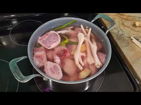 花生眉豆雞腳豬骨湯 chicken feet with peanut and black-eyed bean soup