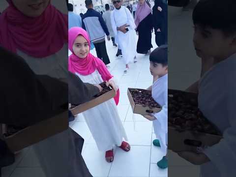 cute baby makkah main Khajoor taqseem kerty howy #shortsfeed #youtubeshorts #viral #shorts