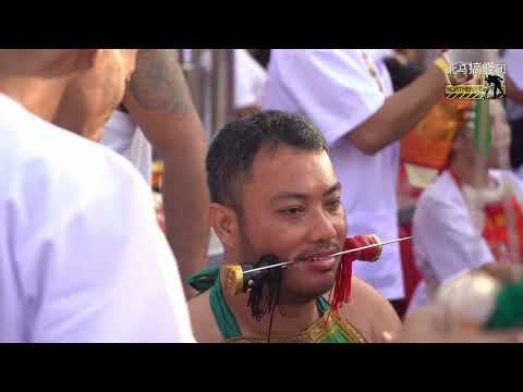 Piercing ceremony in Phuket 穿针仪式