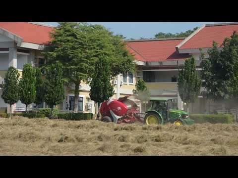 曳引機牧草打包示範