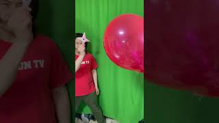 ダンボールで作った手裏剣で風船を割る【Popping a balloon with a shuriken made from cardboard】#shorts