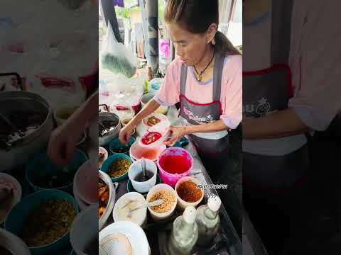 ร้านเด็ดตำนาน 40 ปี ก๋วยเตี๋ยวหนังหมูเตาฟืนยายปุก สมุทรสงคราม