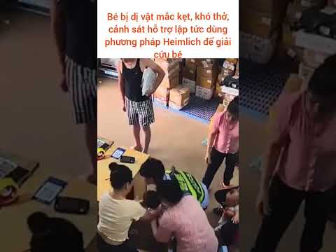 Bé bị dị vật mắc kẹt, khó thở, cảnh sát hỗ trợ lập tức dùng phương pháp Heimlich để giải cứu bé