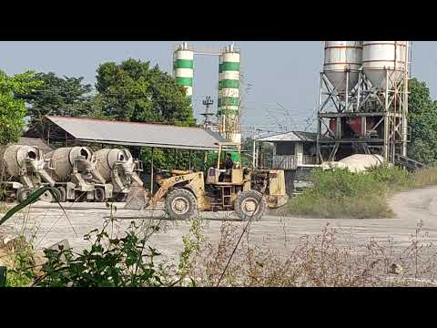 OLD WHEEL LOADER CATERPILLAR 926 LOADING MATERIAL FOR CONCRETE BATCHING PLANT