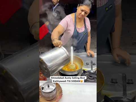 In Ahmedabad Aunty Selling Best LateNight Kathiyawadi Food😍 #vagharelorotlo #kathiyawadi #trending