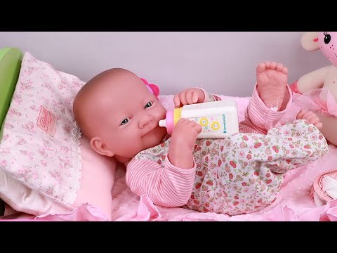 Play Dolls stories about New bedroom for baby and house chores!