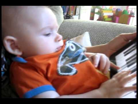 3 month old plays the IPAD synthesizer