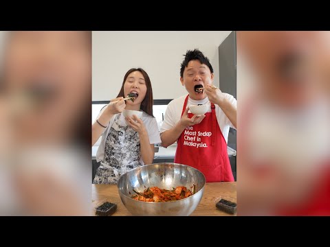 Malaysian 🇲🇾 learning how to make Kimchi from Korean 🇰🇷