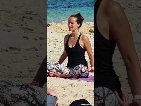 Yoga am Strand von der Cala Agulla