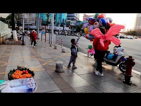 中国云南昆明街头的电摩大军，看普通上班人的生活