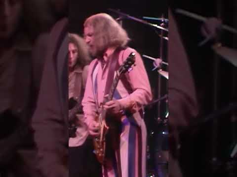 watch Martin Barre soloing on Aqualung in 1977 #jethrotull #guitarsolo #livemusic