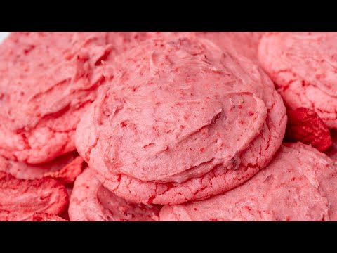 Easy Strawberry Cookies with Frosting (made with cake mix) #cookies #strawberry #cakemix