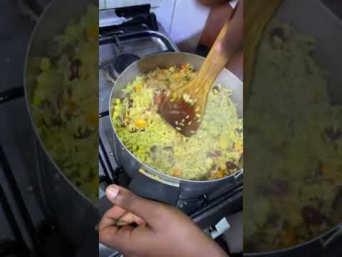 Nigerian fried rice #youtubecreatorcommunity #foodvlog #foodshorts