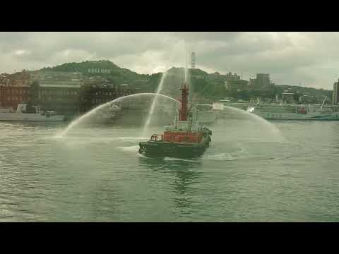 107年8月26日從基隆港二樓看到船噴水歡送大船出港