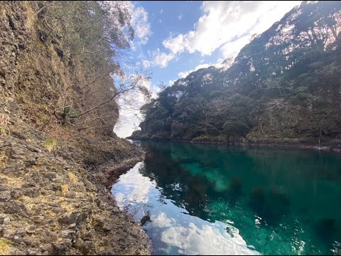 佐渡の絶景スポット。13日、佐渡晴れ☀️金井で能の稽古をしてから小木へ行ってきました。こちらの海はいつもきれいですね！ただ、素浜海岸は冬の風と波でたくさんのゴミが寄せられました。清掃は大変な作業です。