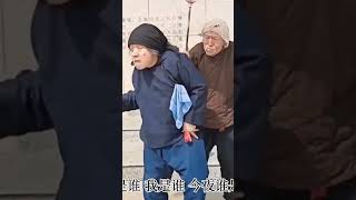 老太太跳舞真搞笑。她的舞步胜过18岁少女。