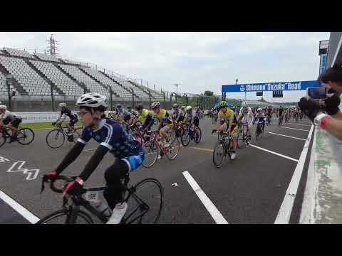 シマノ鈴鹿ロードレース　数百台の自転車が鈴鹿サーキットのホームストレートを駆け抜ける