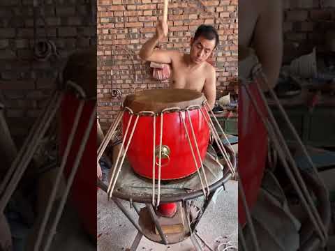 The profession of making cowhide drums is trial and error from China