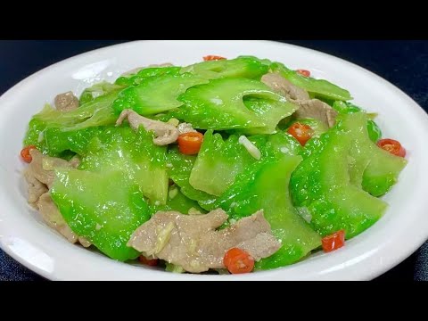 This is the delicious way to make bitter melon fried pork slices. The bitter melon is green and refr