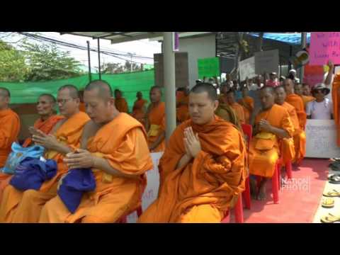 พระวัดพระธรรมกายขวางทางรถ