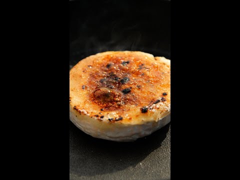 【なにこのパリとろ食感！？】「甘じょっぱいのが最高！」カマンベールブリュレ / Camembert Brulee #shorts