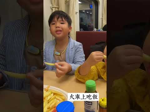 曼谷到清邁臥鋪火車初體驗，小孩超愛睡上下鋪的😂😂