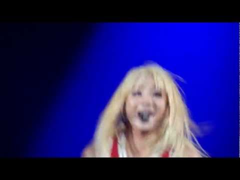 [Fancam] 2NE1 - Please Don't Go (New Evolution Global Tour Singapore 2012)