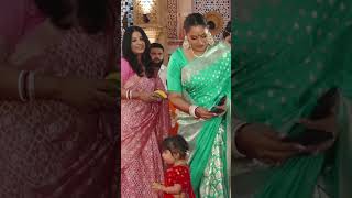 Bipasha Basu, daughter Devi VIRAL moment from Durga Puja #bipasha_basu #devi #durgapuja