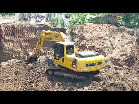 KOMATSU PC200-8 DIGGING NEW FONDATION OF BRIDGE