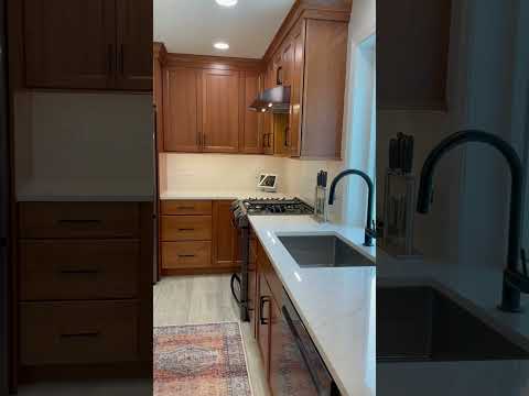 Warmth & charm in this small kitchen remodel  #kitchen #kitchencabinets #kitchenrenovation