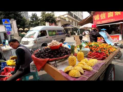 贵阳中心城区城中村的生活日常，随处可见的路边摊和待业工人，再繁华的地方也有底层生活聚落