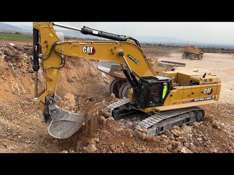 Caterpillar 395 Excavator Loading Blasted Materials On Caterpillar 777 Dumpers - Sotiriadis - 4k