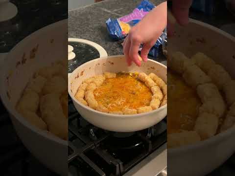 tator tot casserole 😋  #dinneridea #tatortot #tatortots #tatortotcasserole #easyrecipe